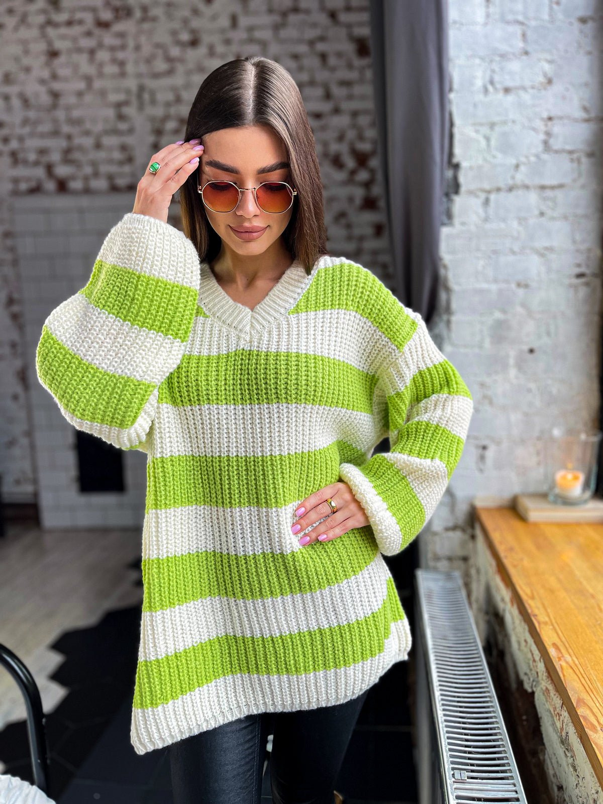 Beżowy sweter oversize w limonkowe pasy id:1030