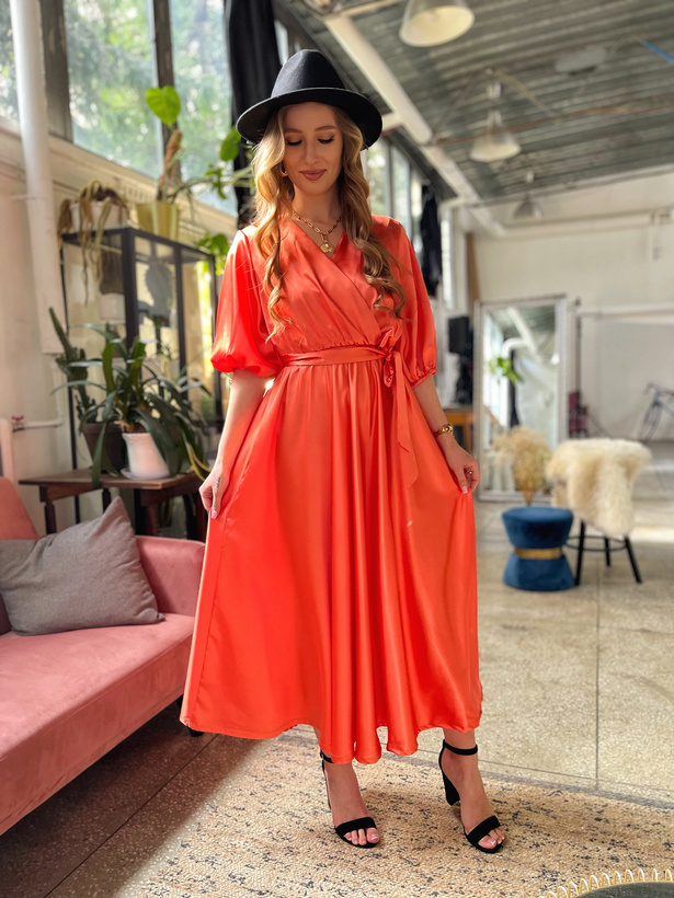 Satynowa sukienka maxi w kolorze pomarańczowym