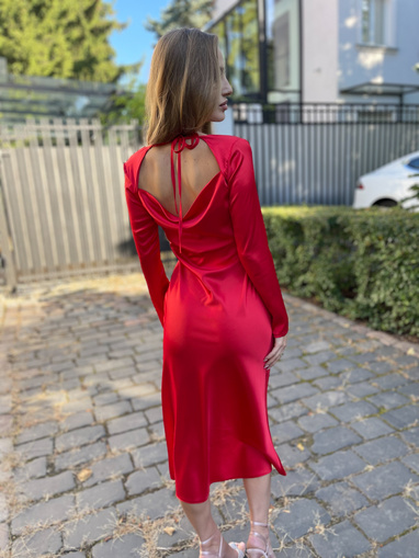 Satynowa sukienka z wiązanymi plecami w kolorze czerwonym