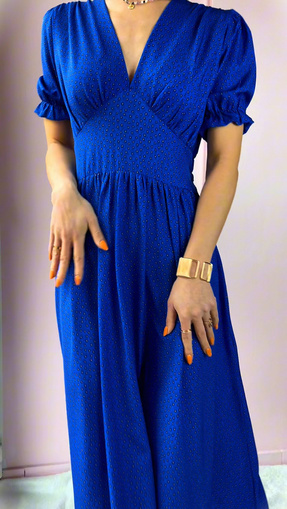 Sukienka midi w głębokim niebieskim kolorze
